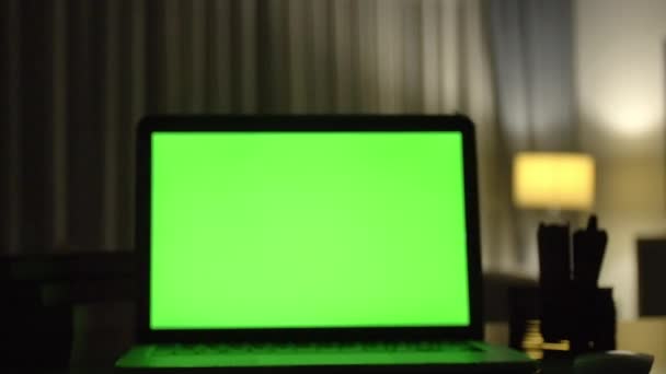 Laptop Zielonego Ekranu Ciemny Domowego Biura Dolly Strzał Idealne Umieścić — Wideo stockowe