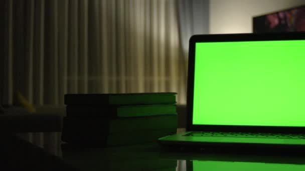 Laptop Met Groen Scherm Donkere Kantoor Aan Huis Dolly Schot — Stockvideo