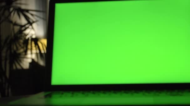 Laptop Com Tela Verde Escritório Obscuro Dolly Shot Perfect Para — Vídeo de Stock