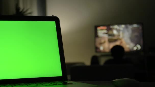 Φορητός Υπολογιστής Πράσινη Οθόνη Σκοτεινό Σπίτι Γραφείο Κουκλίτσα Πλάνο Της — Αρχείο Βίντεο