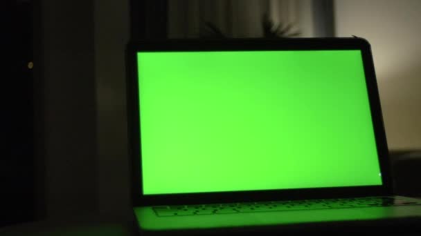 Laptop Com Tela Verde Escritório Obscuro Dolly Shot Perfect Para — Vídeo de Stock