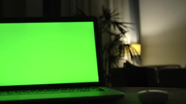 Laptop Com Tela Verde Escritório Obscuro Dolly Shot Perfect Para — Vídeo de Stock