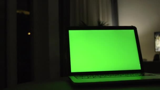 Laptop Com Tela Verde Escritório Obscuro Dolly Shot Perfect Para — Vídeo de Stock