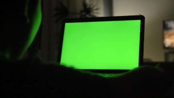 在电脑上打字和看的肩膀上看 绿色屏幕的技术正在使用 色度键笔记本电脑 — 图库视频影像