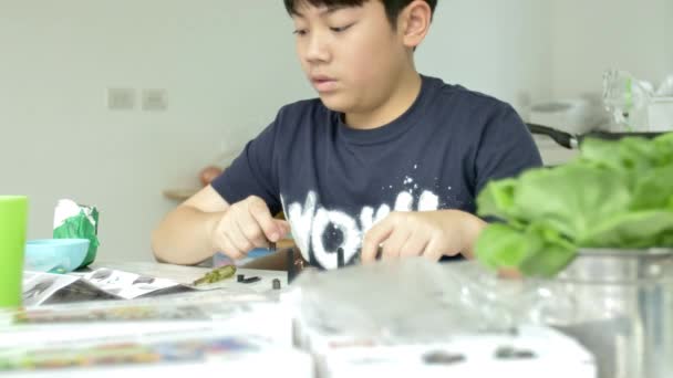 Slow Motion Asiatiska Pojke Spela Plast Block Hemma Med Leende — Stockvideo