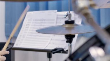 Tayland Asya çocuk bir Set Drum davul evde, eller bir perküsyoncu oynama okuyor. Davul çalma müzisyen atış kapatın
