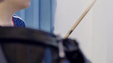 Tayland Asya çocuk bir Set Drum davul evde, eller bir perküsyoncu oynama okuyor. Davul çalma müzisyen atış kapatın