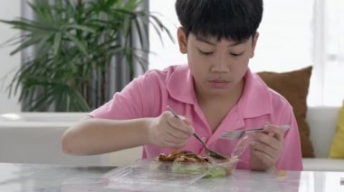 4k Asyalı çocuk yemek yemek, beslenme çantaları pirinç Yasemin kutusu için evde, yemek.