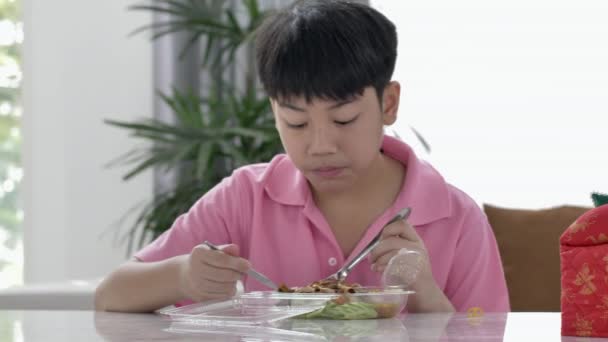 のアジアの少年の自宅で昼食を食べてお昼 ジャスミン ライス ボックスお弁当食品 — ストック動画