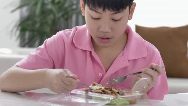 Asiatiska Pojke Äter Lunch Hemma Mat För Lunch Matlådor Med — Stockvideo