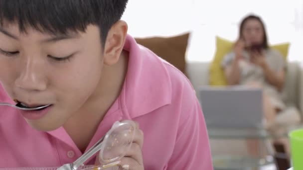のアジアの少年の自宅で昼食を食べてお昼 ジャスミン ライス ボックスお弁当食品 — ストック動画