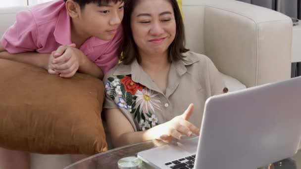 Asiatiska Pojke Äter Lunch Hemma Mat För Lunch Matlådor Med — Stockvideo