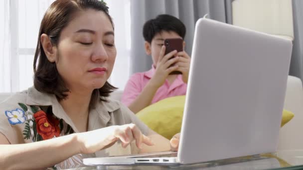 Familj Livsstil Spelar Datorspel Asiatisk Mor Och Son Titta Bärbar — Stockvideo