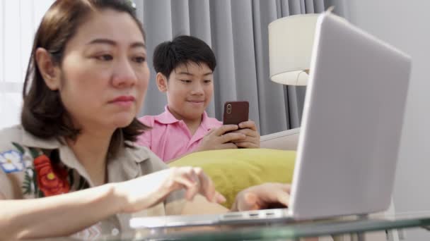 の家族の生活様式は コンピューター ゲームをプレイです アジアの母と息子とパソコンで見ている笑顔の顔 — ストック動画