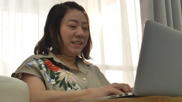 Tailandia Mujer Usando Ordenador Portátil Con Cara Sonrisa Casa — Vídeo de stock