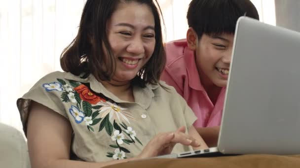 Family Lifestyle Playing Computer Games Asian Mother Son Watching Laptop — Stock Video