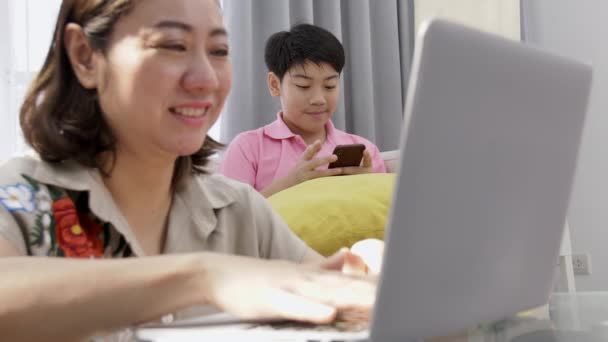 Family Lifestyle Playing Computer Games Asian Mother Son Watching Laptop — Stock Video