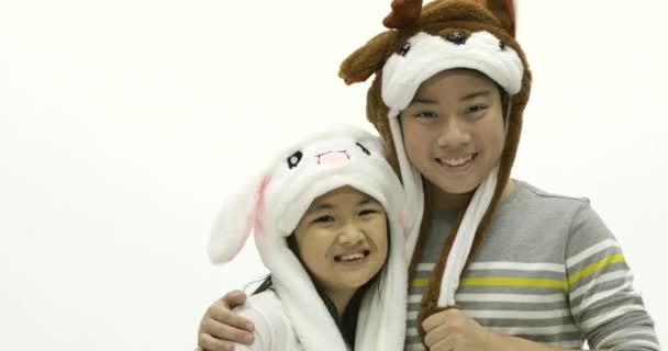 Retrato Hermano Asiático Hermana Jugando Sombrero Lujo Junto Con Cara — Vídeos de Stock