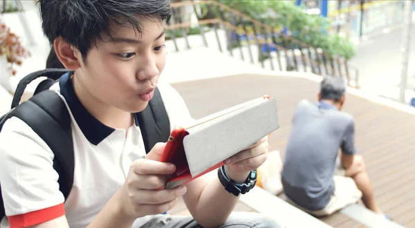 Glad Asiatiska Preteens Titta Tablet Med Leende Ansikte — Stockfoto