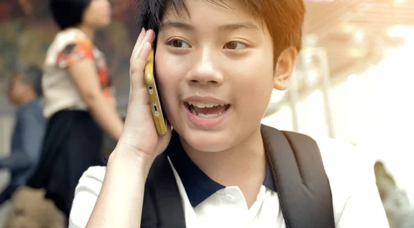 Gülümsemek Yüz Ile Cep Telefonu Ile Konuşurken Mutlu Asyalı Çocuk — Stok fotoğraf