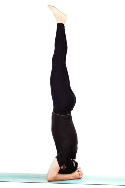 Adam yoga beyaz arka plan üzerinde izole yapıyor, kırpma yolu ile .