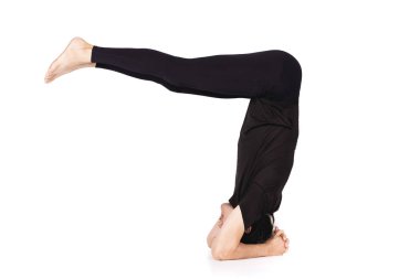 Adam yoga beyaz arka plan üzerinde izole yapıyor, kırpma yolu ile .