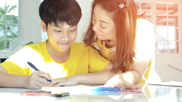亚洲母亲和孩子的肖像教学和做你的家庭作业 — 图库照片