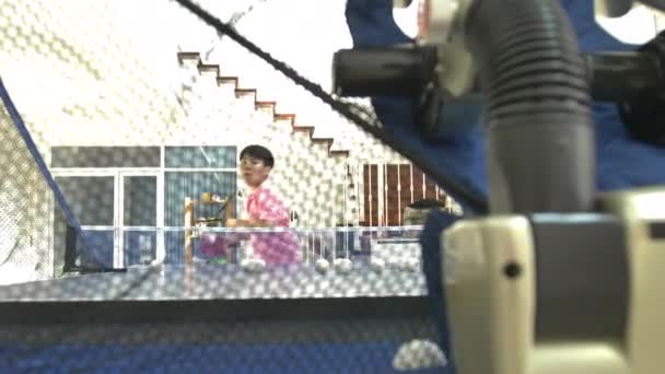 Chłopiec Azjatyckich Nastolatki Ćwiczyć Tenis Stołowy Robot Pingpong Maszyny Chłopiec — Wideo stockowe