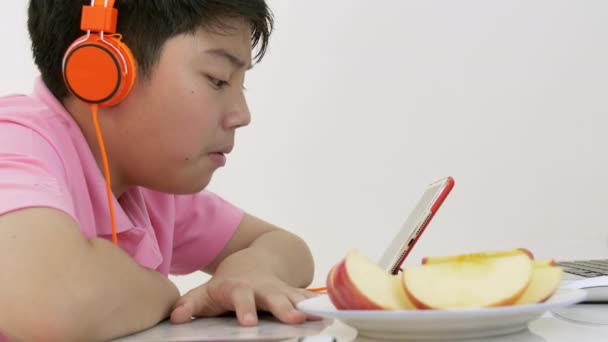 Băiat Asiatic Fericit Jucându Calculator Tabletă Căști Portocalii Băiat Adolescent — Videoclip de stoc