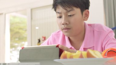 Asya sevimli çocuk portresi evde gülümseme yüzü ile kameraya bakıyor.