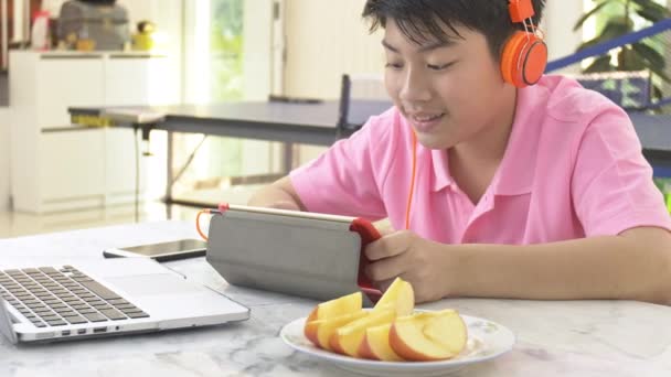 Tablet Bilgisayarınızla Turuncu Kulaklık Elma Parça Yemek Tablete Izlerken Teenage — Stok video