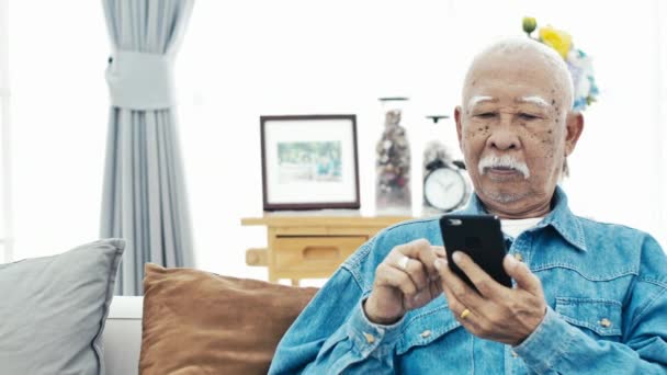 Hombre Mayor Asiático Con Bigote Blanco Usando Teléfono Inteligente Tableta — Vídeos de Stock