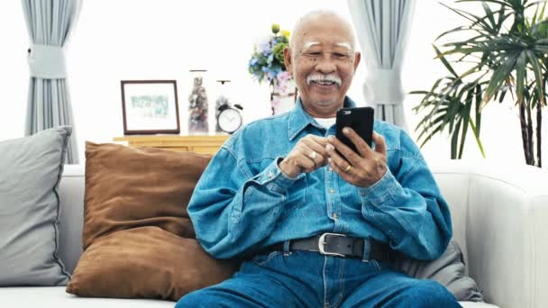 Azjatycka Starszy Człowiek Białe Wąsy Pomocą Smartfona Lub Tabletu Domu — Wideo stockowe