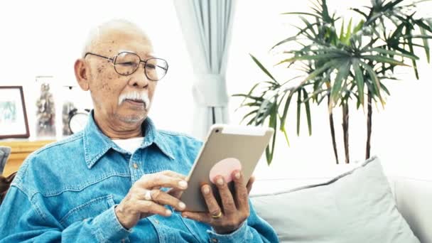Ázsiai Senior Férfi Fehér Bajusza Használ Intelligens Telefon Táblaszámítógép Otthon — Stock videók