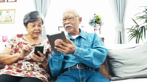 Asian Senior Couple Shopping Digital Tablet Dolly Shot Senior Couple — Stock Video