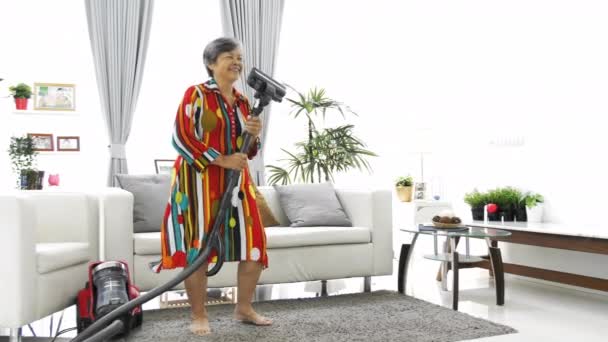 Asiática Senior Mujer Aspirando Piso Casa Bailando Cantando Con Cara — Vídeos de Stock