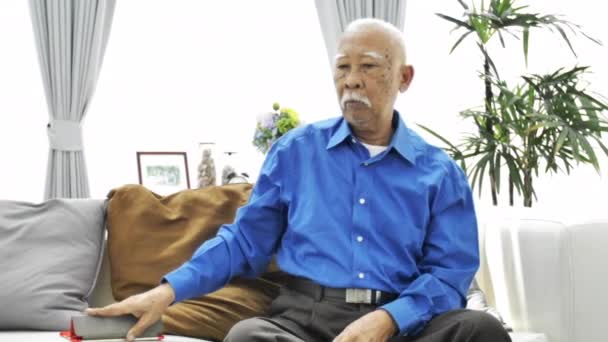 Asiatiska Senior Man Med Vit Mustasch Med Tablett Dator Hemma — Stockvideo