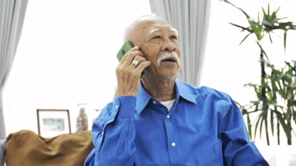 Asiatiska Senior Man Med Vit Mustasch Talande Med Smart Telefon — Stockvideo