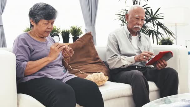 Uomo Anziano Asiatico Utilizzando Tablet Computer Senior Woman Knitting Con — Video Stock