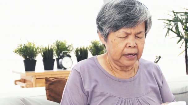 アレルギーのくしゃみを持つアジアの成熟した女性は 組織で彼女の鼻を吹き 4Kスローモーション — ストック動画