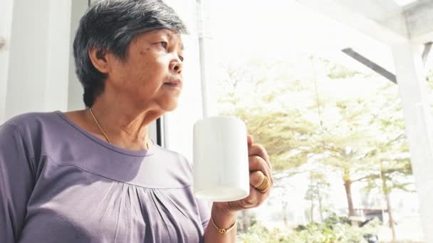 Unhappy Kesepian Wanita Senior Asia Dengan Secangkir Kopi Sendirian Rumah — Stok Video