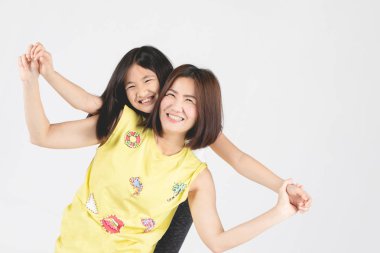 Anne ve kızı gri arka plan üzerinde .