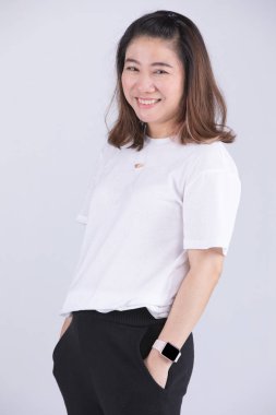 Sevimli kadın modeli Studio gri arka plan üzerinde.