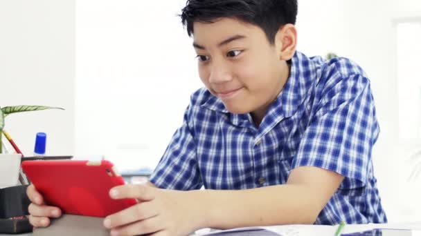 Bambini Asiatici Giocano Guardano Smartphone Dolly Shot Bambini Asiatici Felici — Video Stock