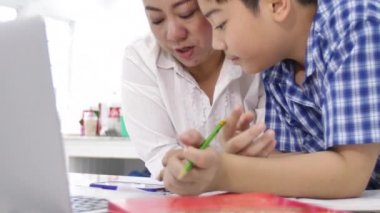 Asyalı aile anne ve oğlu gülümseme yüz ile birlikte mobil oyun oynarken Dolly atış.