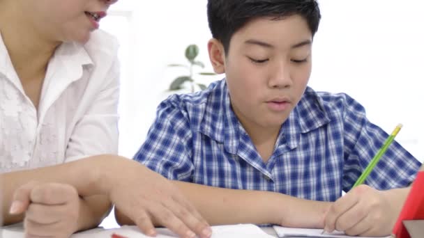 Jovem Mãe Asiática Ensinando Filho Casa Mãe Asiática Com Filho — Vídeo de Stock