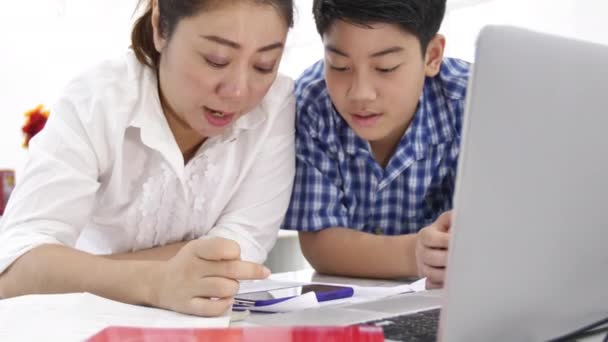 Asyalı Aile Anne Oğlu Gülümseme Yüz Ile Birlikte Mobil Oyun — Stok video