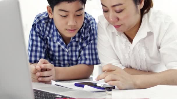 多莉拍摄的亚洲家庭母亲和儿子玩手机游戏一起微笑的脸 — 图库视频影像