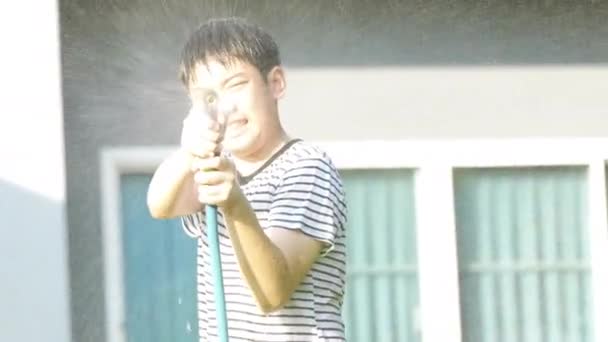 Handheld Portrait Eines Asiatischen Jungen Der Mit Wasser Tanzt Und — Stockvideo