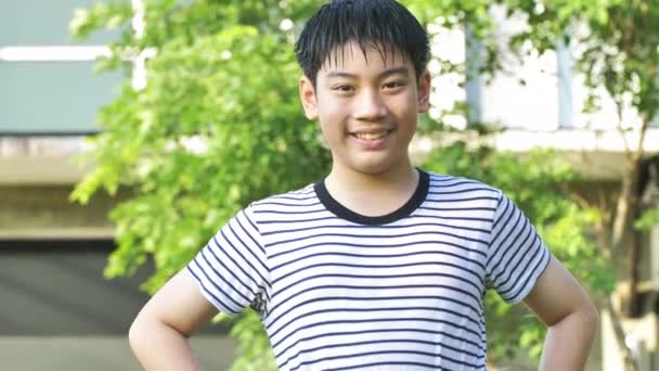 Handheld Porträtt Asiatiska Pojke Dansar Och Leker Med Vatten Och — Stockvideo